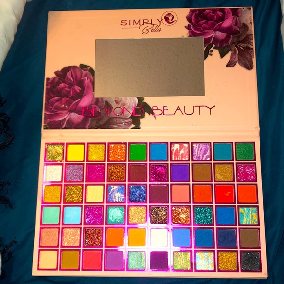 Simply Bella pallet eyeshadow - Picture 1 of 3